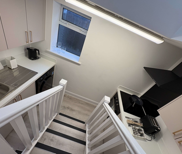 MODERN FLAT SHARE!! FULLY FURNISHED!! EN-SUITE BATHROOM!! Room 1 - Photo 3