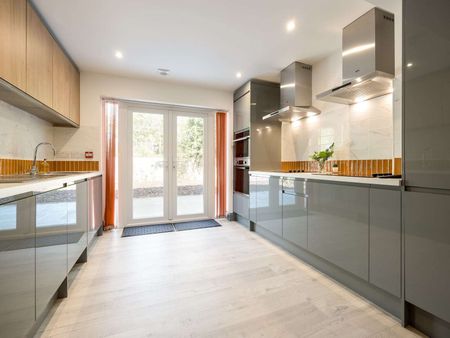 OX Living is proud to present this high-quality 7-bedroom co-living property, perfect for working professionals looking for stylish, stress-free living. Room 3 - Photo 3