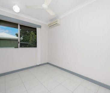 SPACIOUS 3 BEDROOM TOWNHOUSE IN WEST END - Photo 1