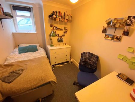 4 bedroom flat to rent - Photo 2