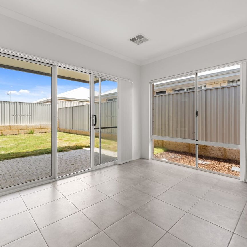 Beachside comfort meets modern design - Photo 1