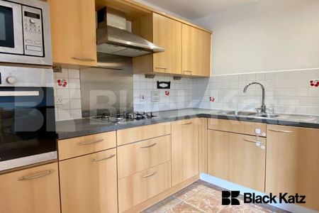 Bright & spacious two bedroomed, two bathroomed apartment in a gated development - Photo 5
