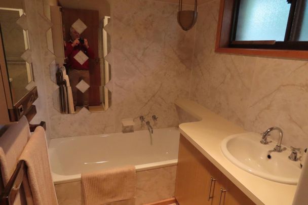 2 Bedroom unit situated in the West End. - Photo 1