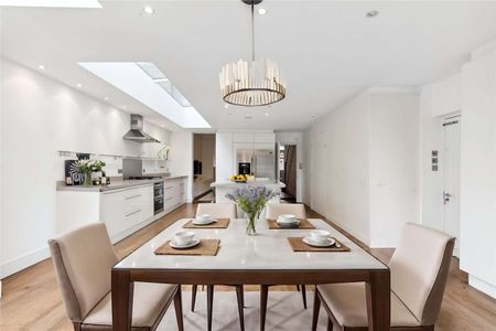 Well proportioned and immaculately presented family home with off-street parking - Photo 4