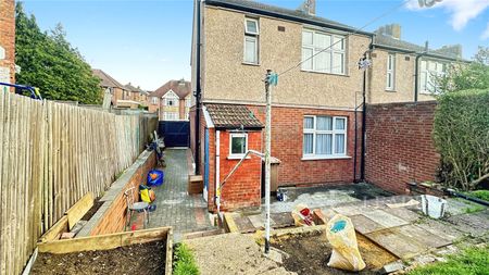 3 bedroom house to rent Crawley Green Road, Luton, Bedfordshire, LU2 - Photo 2