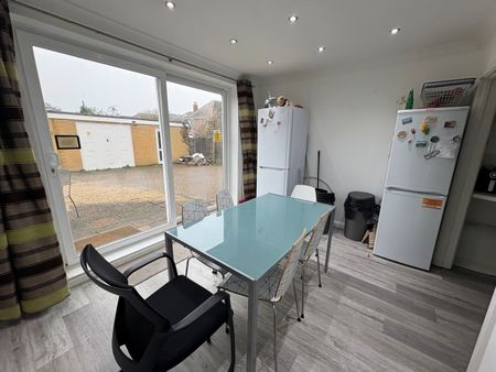 HOUSE SHARE Talbot Drive - Photo 2