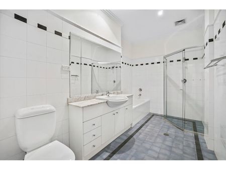 Contemporary Two Bedroom Apartment - Photo 4