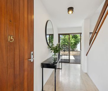 Spacious and Stylish Townhouse ideal for Families or Professionals - Photo 6