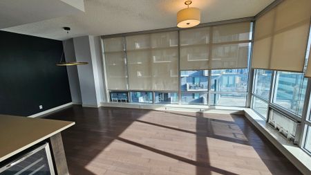 Large, South Facing 2 Bedroom, 2 Bathroom, Underground Parking! - Photo 2