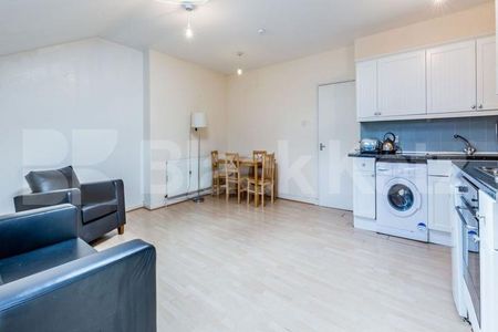 Located in Central Hackney a top floor 2 bedroom close to amenities - Photo 2