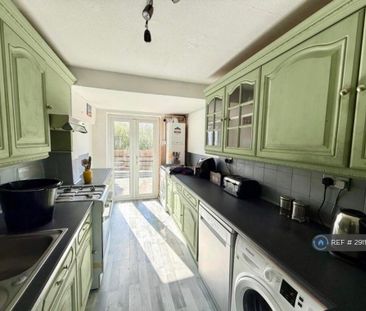 3 bedroom flat to rent - Photo 6