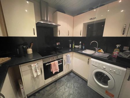 3 bedroom flat to rent - Photo 4