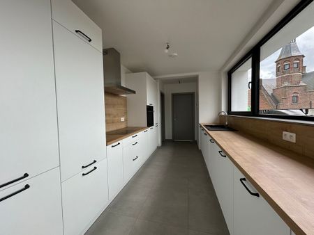 Zeer ruim appartement met 3 slaapkamers en prachtig terras gelegen op het plein van Handzame - Photo 4