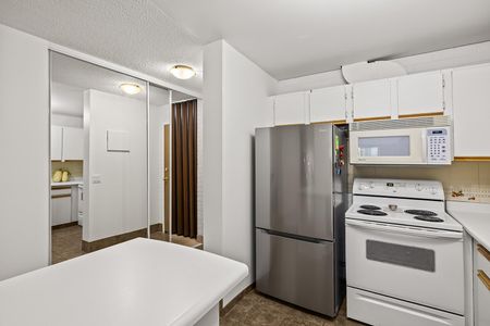 Nov. 1st: Central – 2 bed, 1 bath, quiet adult building - Photo 3
