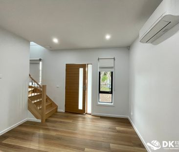 Stunning Townhouse in Albion - Photo 2