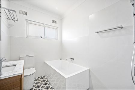 Renovated Two Bedroom Unit with Garage - Photo 5