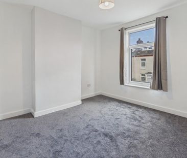 3 bedroom end of terrace house to rent - Photo 2