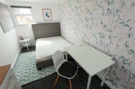 6 bedroom terraced house to rent - Photo 4