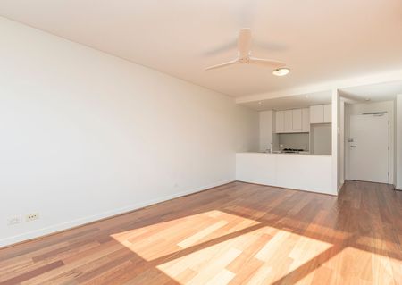 Spacious Light Filled 1 Bedroom Unit - Photo 2