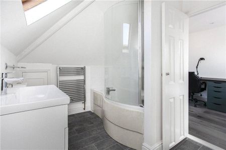 1 bedroom in a house share to rent - Photo 2