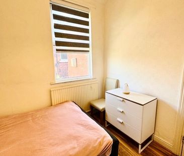 Room in a Shared House, Rusholme Grove, M14 - Photo 6