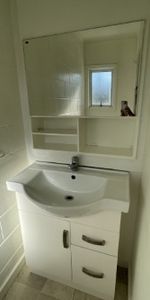 Sunny bedsit! - Photo 3