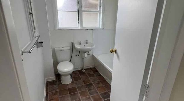 For Rent: Spacious 2-Bedroom House Papatoetoe - Photo 1