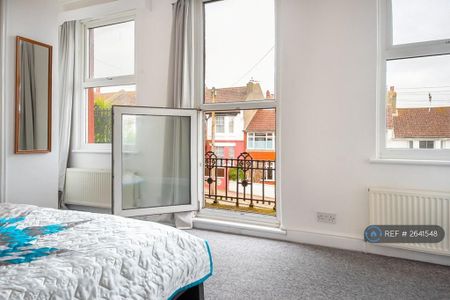 1 bedroom in a house share to rent - Photo 3