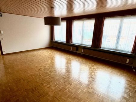 Ruim appartement in het centrum met 2 slaapkamers en lift. - Photo 4