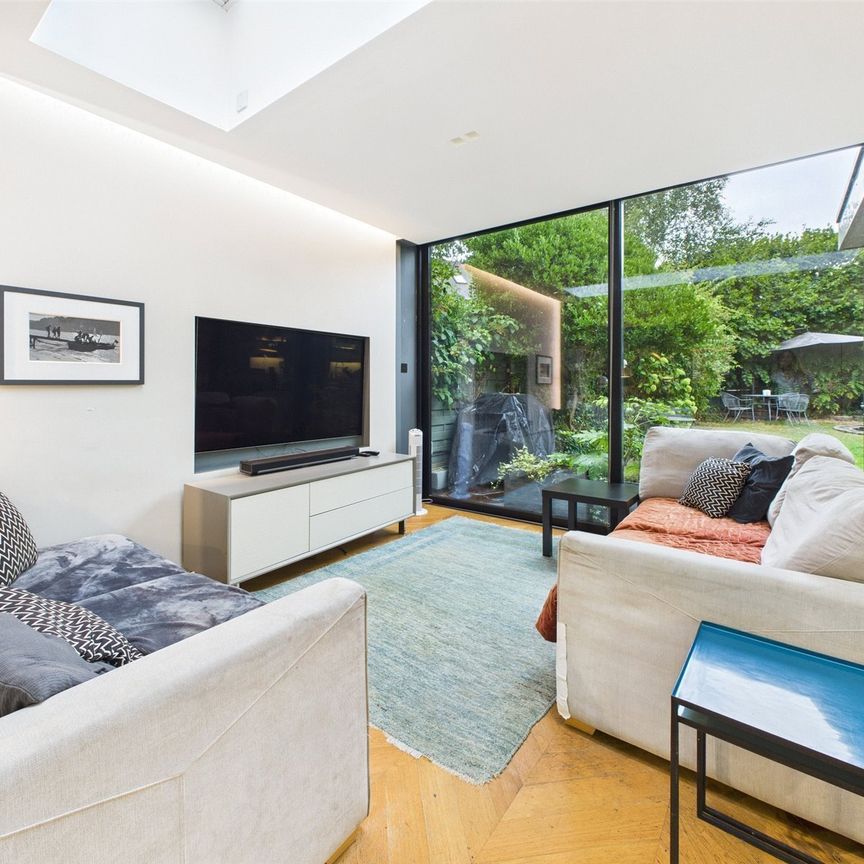 Hertford Avenue, London, SW14 - Photo 1