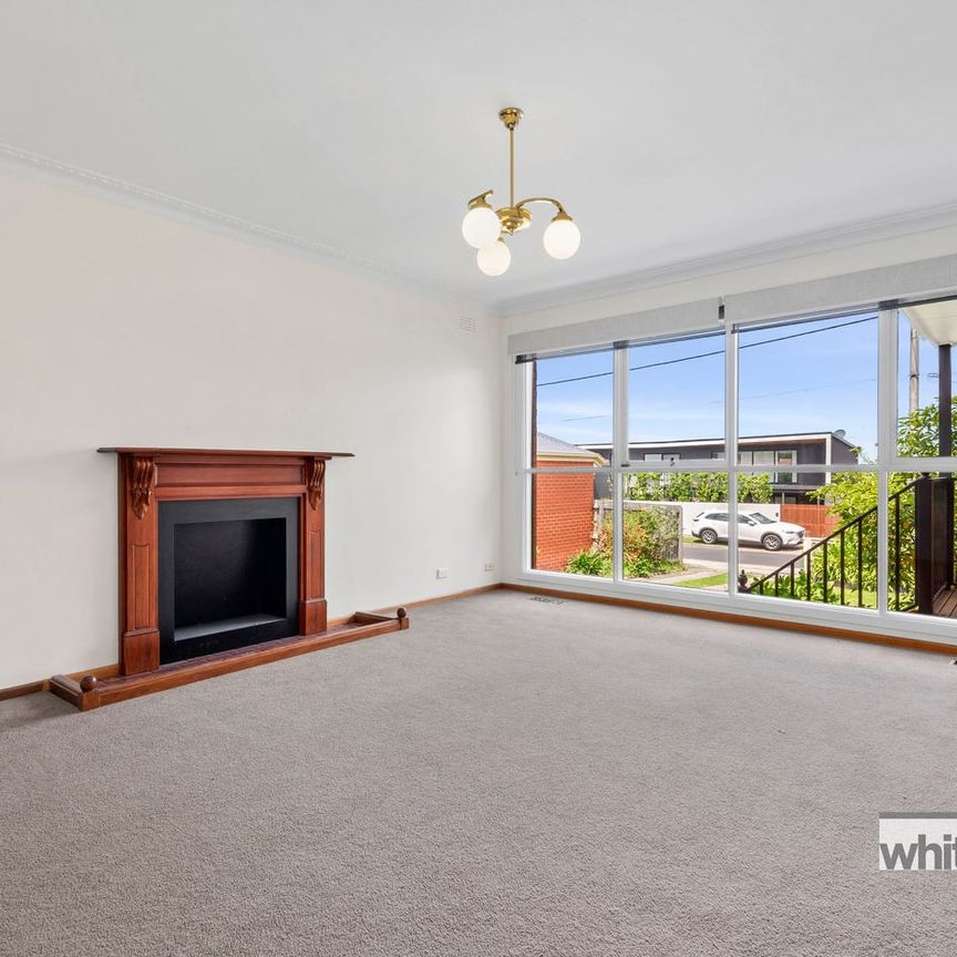 Easy living in the heart of it all - Photo 1