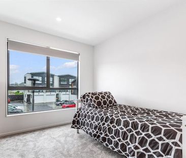 2 minutes walk to Sturges Rd train station - Photo 2