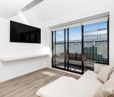 Modern Home with a Private Rooftop Deck - Partially Furnished - Photo 2
