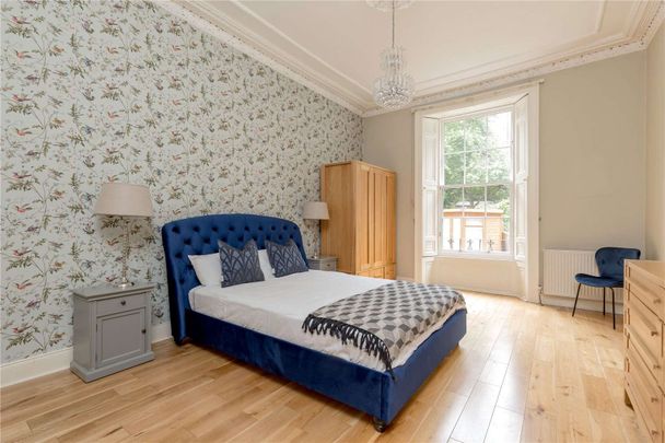 A beautifully presented and spacious main door two bedroom flat, available on a furnished basis in Edinburgh's Eastern New Town. - Photo 1