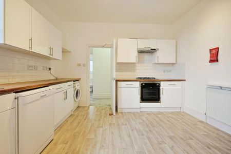 3 bedroom flat to rent - Photo 2