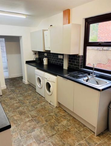 5 bedroom townhouse to rent - Photo 3