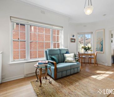 Quintessential St Kilda – Fully Furnished Apartment - Photo 2