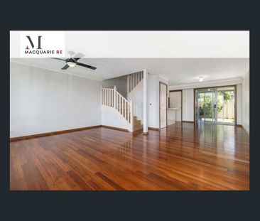 SPACIOUS TOWNHOUSE WITH A SUNROOM - Photo 4