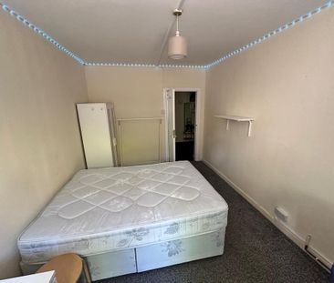 4 bedroom flat to rent - Photo 2