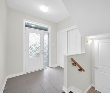 For Lease - 366 Cloyne Crescent, Barrhaven, Ontario - Photo 4