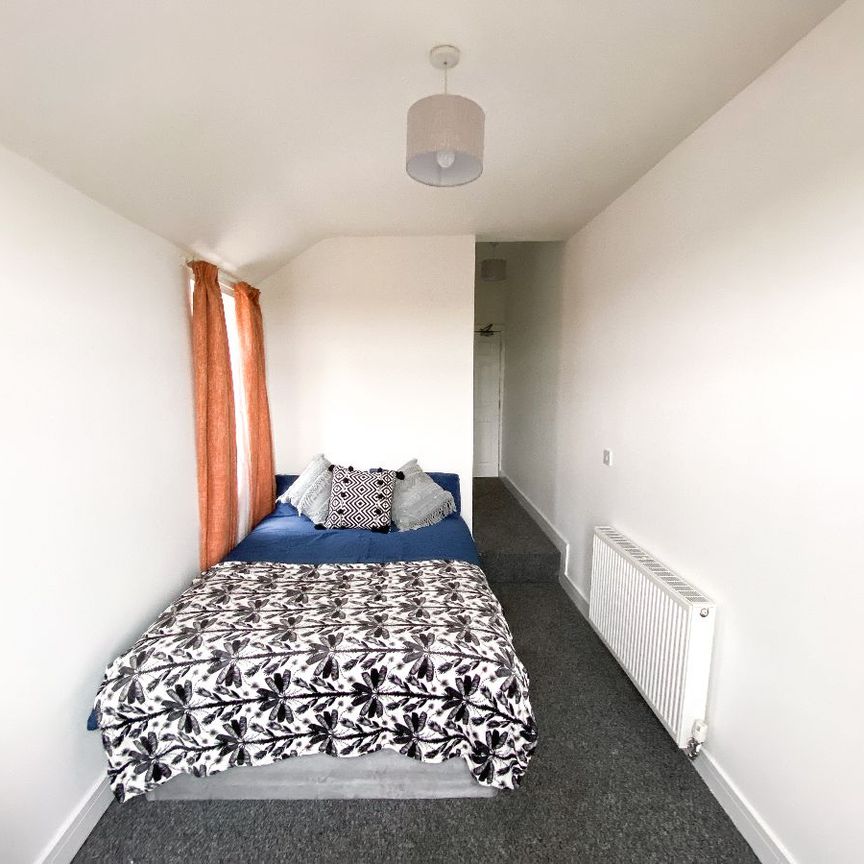 Room 4, 7 Coronation Road - Photo 1