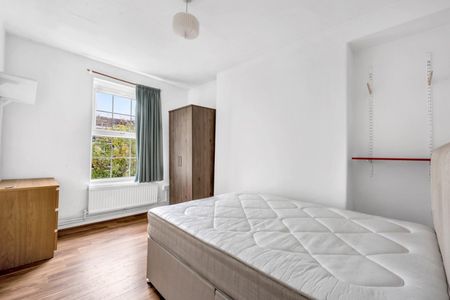 3 bedroom Flat To Let - Photo 4