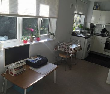 Studio Flat, Captains Place, SO14 - Photo 2