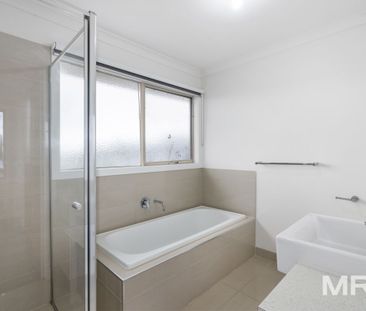 Low maintenance living with convenience all around - Photo 2