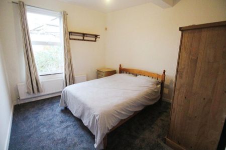 3 bedroom end of terrace house to rent - Photo 2