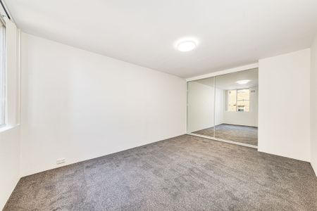 Renovated Light-Filled 2-Bed Apartment with leafy outlook - Photo 4