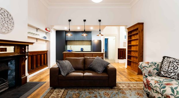 Stylish, spacious heritage apartment - Photo 1