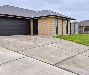 Modern, warm 4BR Home in Tuakau w/ Deck - Photo 4