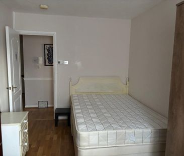 Room in a Shared Flat, Parkview Court, SW18 - Photo 1