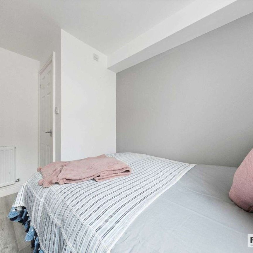 🏡 Newly Refurbished En-Suite Rooms Now Available in CV2! - Photo 1